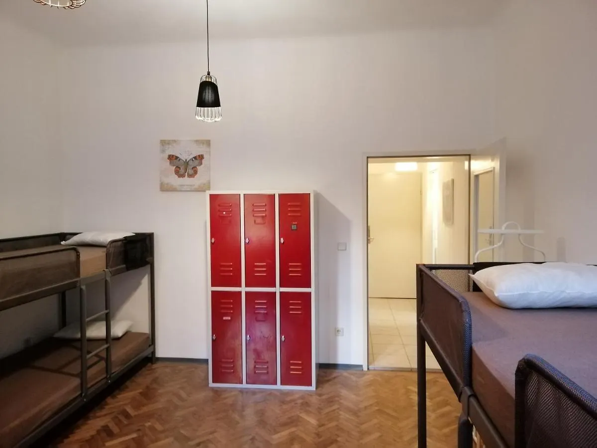 Max Out Apartment Viena Hostal